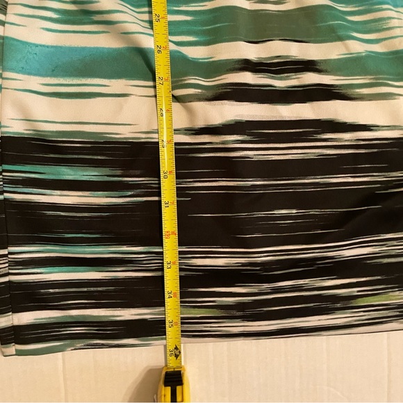 GUC SCUBA DRESS. STRIPED, SLEEVELESS UNLINED DRESS. Makes the perfect silhouette - Picture 8 of 11